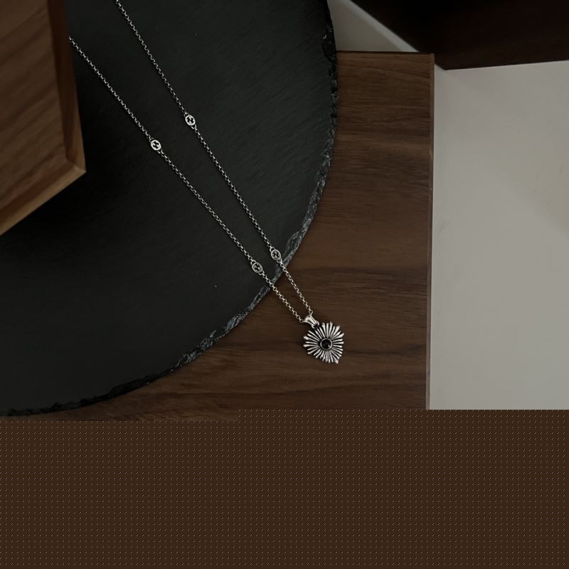 G*u*i necklaces